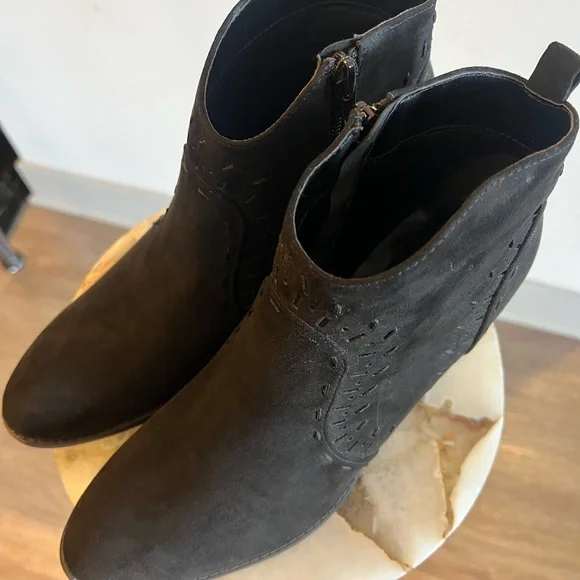 NWOT Qupid | Women’s Black Western Suede Booties 9 - Picture 10 of 12
